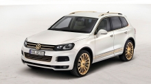 Белый Volkswagen Touareg на золотых дисках